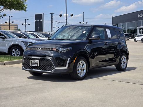 Certified 2025 Kia Soul LX FWD image 2