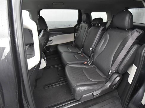 Certified 2024 Kia Carnival LX image 12