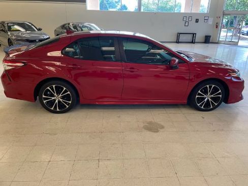 Used 2020 Toyota Camry SE FWD image 5