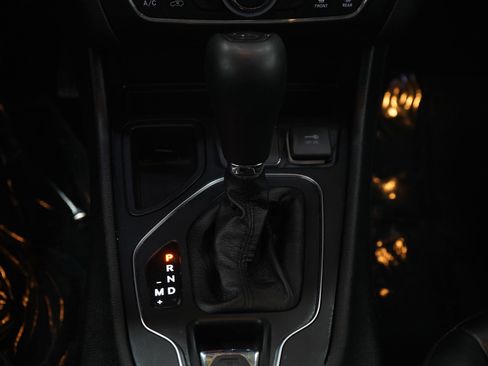 Used 2019 Jeep Cherokee Latitude Plus w/ Cold Weather Group FWD image 19