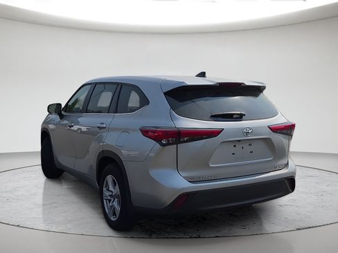 Used 2023 Toyota Highlander LE AWD/4WD image 9