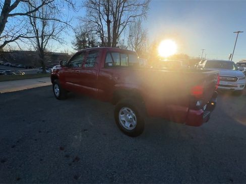 Used 2018 Toyota Tacoma SR image 6
