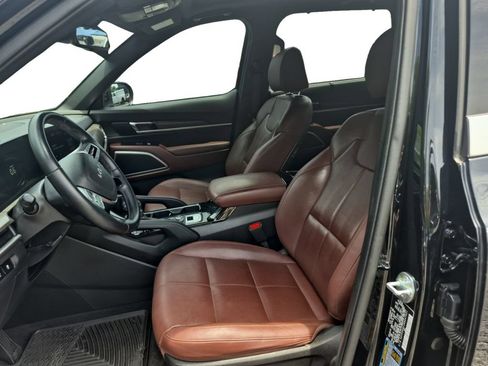 Used 2024 Kia Telluride EX w/ EX Captain's Chair Package FWD image 9