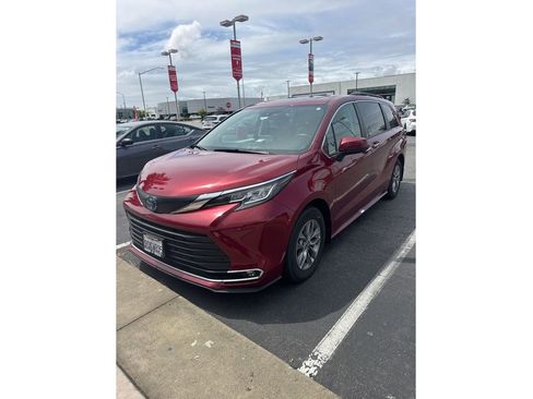 Certified 2023 Toyota Sienna XLE w/ XLE Plus Package FWD image 2