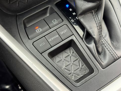 Used 2019 Toyota RAV4 LE image 27