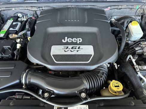 Used 2012 Jeep Wrangler Unlimited Rubicon image 42