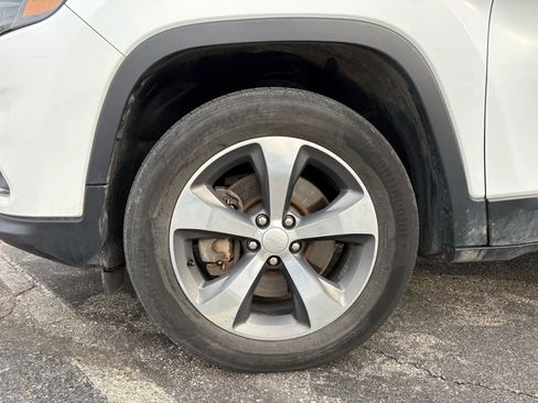 Used 2019 Jeep Cherokee Limited image 25