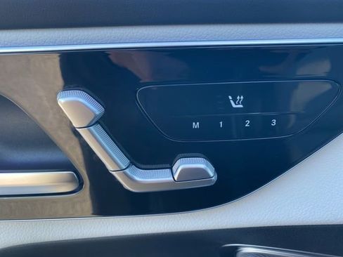 Used 2025 Mercedes-Benz GLC 300 4MATIC image 11