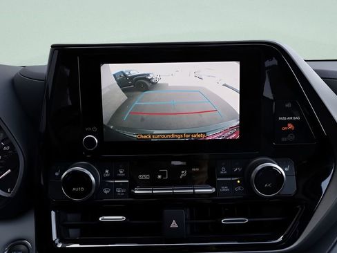 Used 2023 Toyota Highlander XLE AWD/4WD image 40