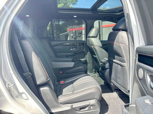 Used 2025 Honda Pilot TrailSport image 28