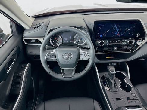Used 2025 Toyota Highlander XLE image 23