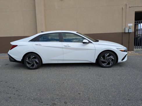 Used 2025 Hyundai Elantra Limited image 3