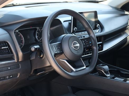 Used 2024 Nissan Rogue SV FWD image 12