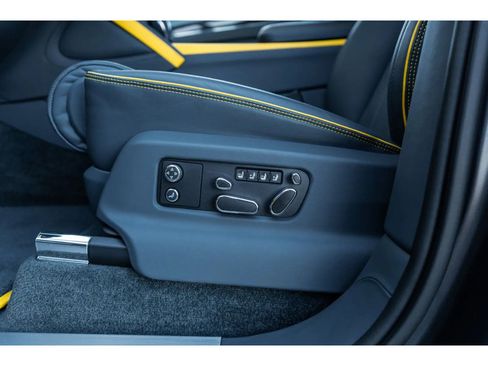 Used 2025 Bentley Bentayga image 26