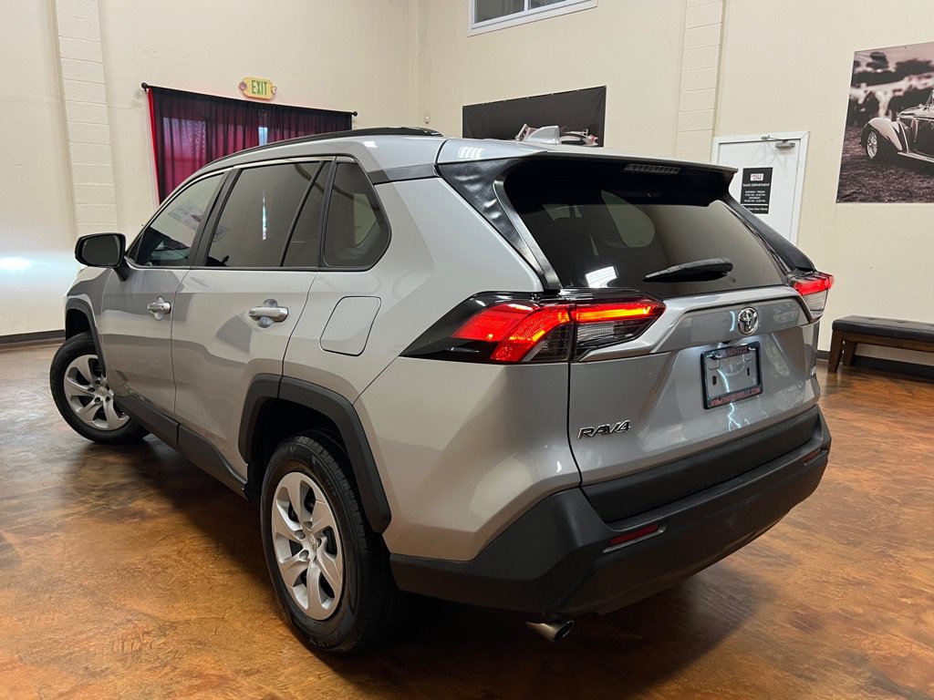 Used 2019 Toyota RAV4 LE FWD image 2