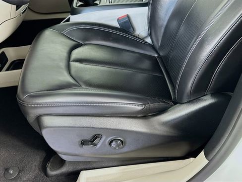 Used 2023 Chrysler Pacifica Touring-L FWD image 28