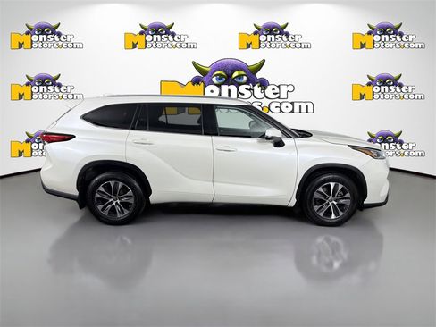Used 2021 Toyota Highlander XLE image 4