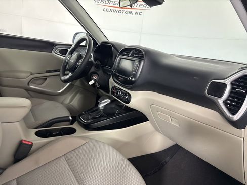 Used 2025 Kia Soul LX FWD image 28