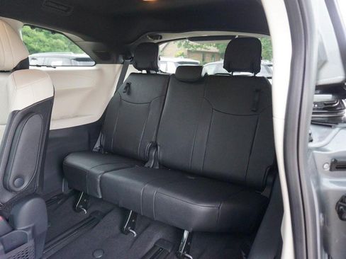 Used 2026 Toyota Sienna Limited FWD image 28
