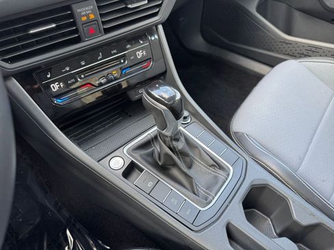 Used 2025 Volkswagen Jetta SE image 38