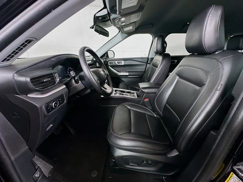Used 2024 Ford Explorer XLT w/ Equipment Group 202A RWD image 13