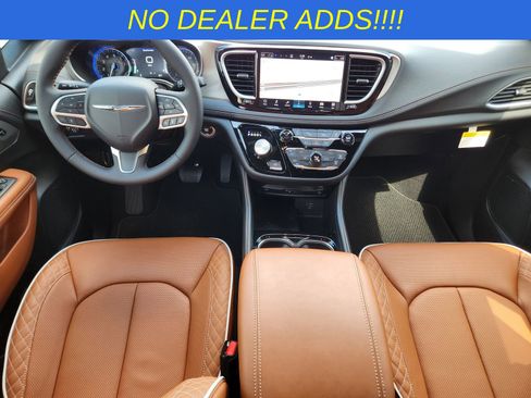 New 2026 Chrysler Pacifica Pinnacle w/ Trailer Tow Group FWD image 23
