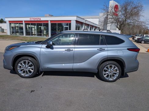 Used 2023 Toyota Highlander Limited AWD/4WD image 2