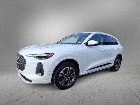 Certified 2025 Audi Q5 Premium w/ Convenience Package image 4