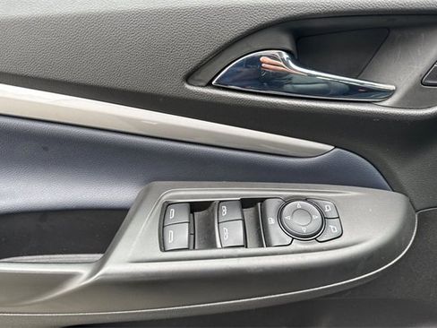 Used 2022 Chevrolet Bolt EUV LT w/ Convenience Package image 11