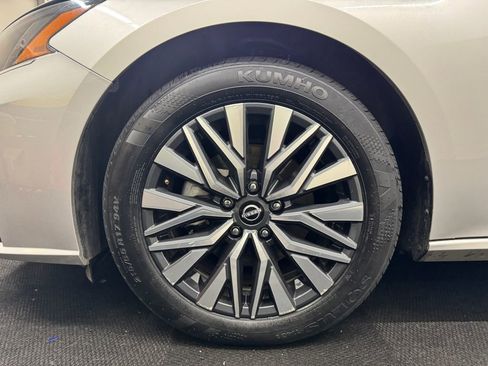 Used 2024 Nissan Altima 2.5 SV image 12