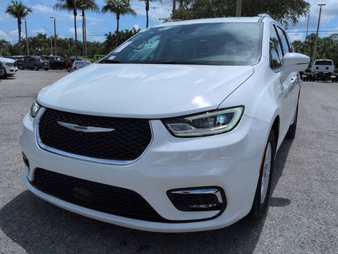 Used 2021 Chrysler Pacifica Touring-L FWD image 9