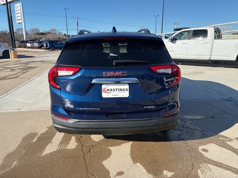 Used 2023 GMC Terrain SLE w/ Driver Convenience Package image 4