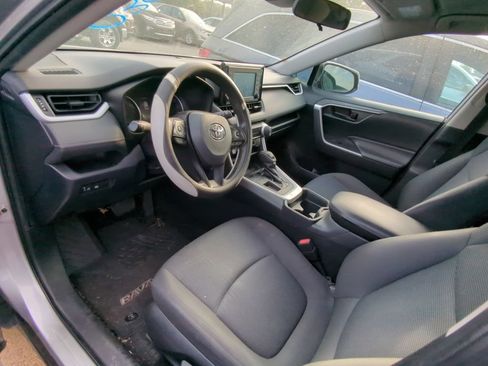 Used 2020 Toyota RAV4 LE FWD image 7