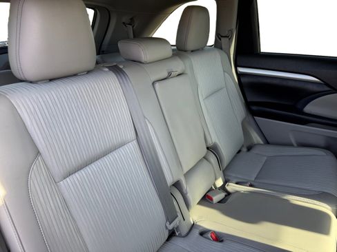 Used 2017 Toyota Highlander Plus image 18