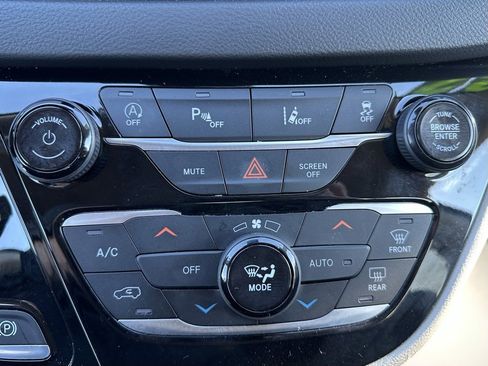 Used 2022 Chrysler Pacifica Touring-L image 36