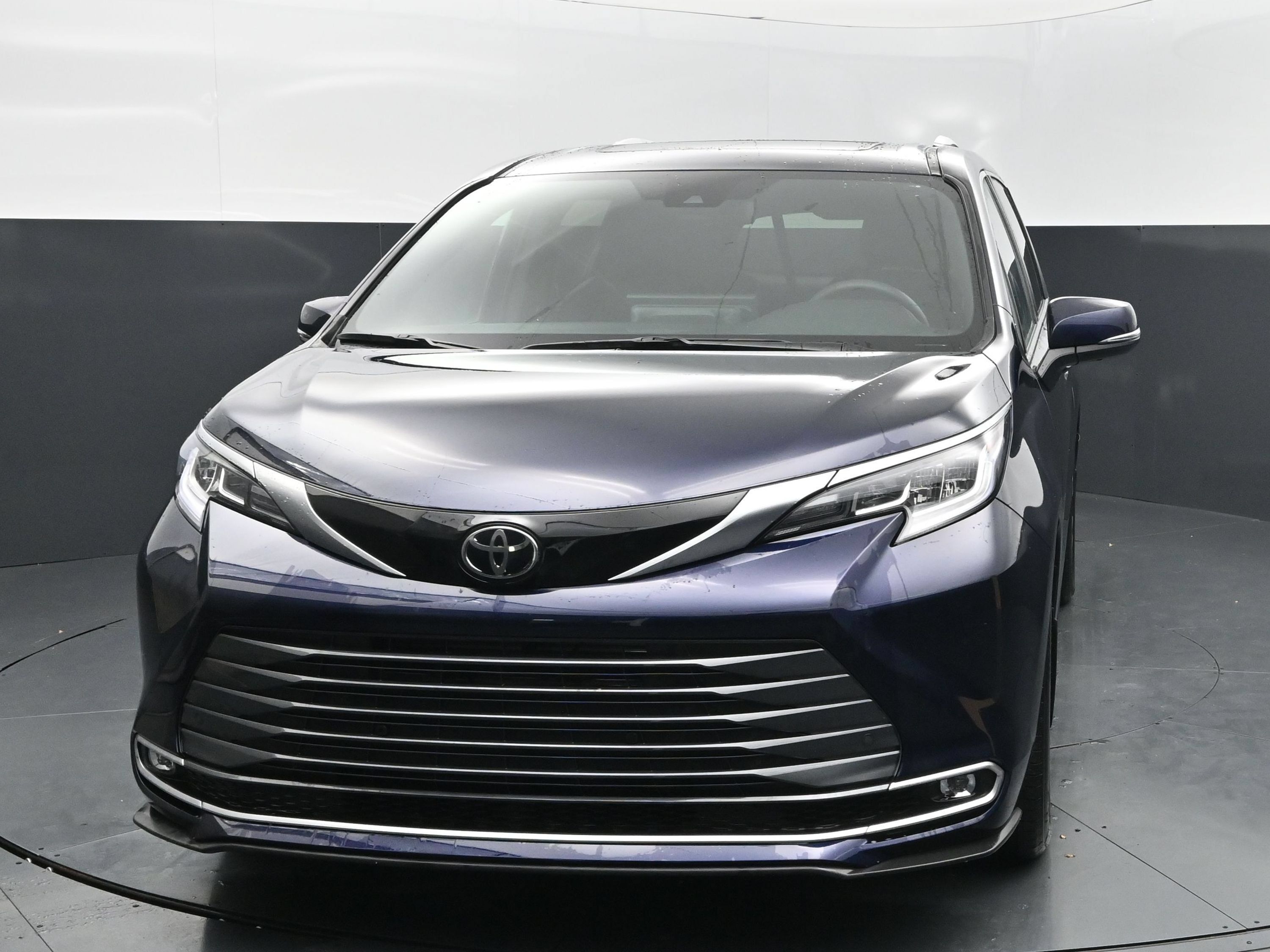 Used 2026 Toyota Sienna Limited FWD image 8