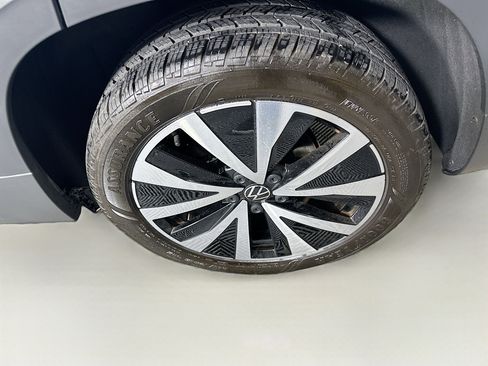 Used 2023 Volkswagen Taos SE w/ Panoramic Sunroof Package image 11