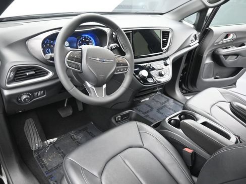 Used 2026 Chrysler Pacifica Select FWD image 12