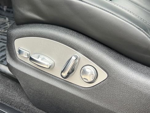 Certified 2025 Porsche Macan AWD/4WD image 30
