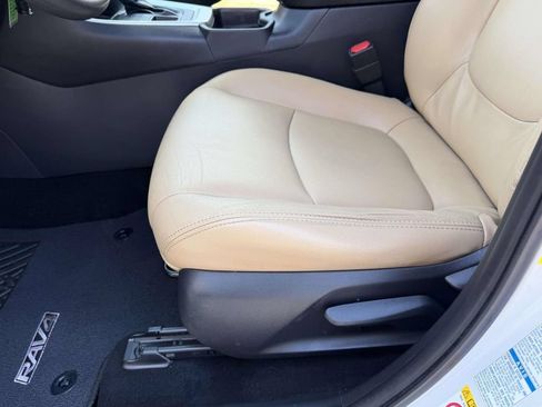 Used 2019 Toyota RAV4 LE w/ Carpet Mat Package AWD/4WD image 16