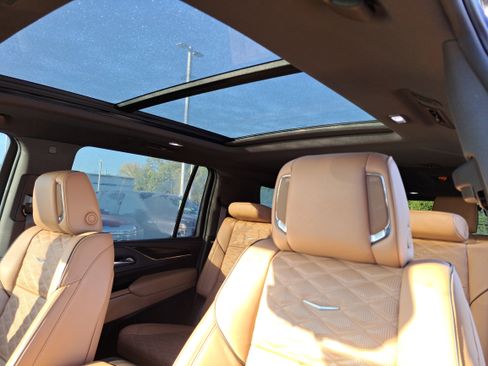 Used 2024 Cadillac Escalade ESV Sport w/ LPO, ONYX Package image 29