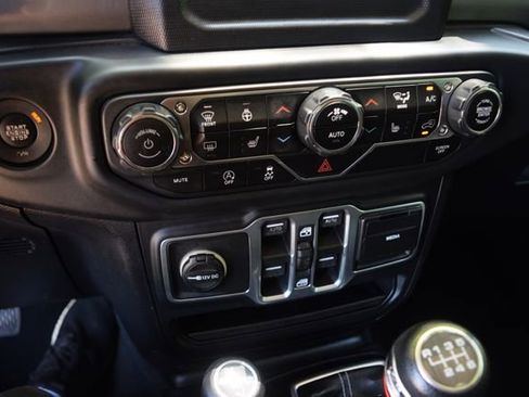 Used 2018 Jeep Wrangler Unlimited Sahara AWD/4WD image 11