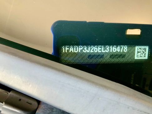 Used 2014 Ford Focus Titanium FWD image 21