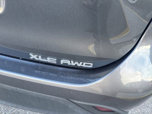 Used 2021 Toyota Highlander XLE image 6