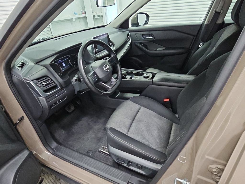 Used 2025 Nissan Rogue SV AWD/4WD image 11
