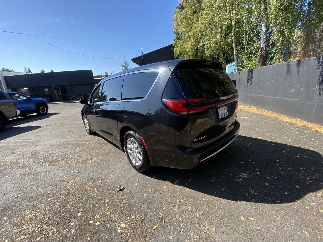Used 2023 Chrysler Pacifica Touring-L FWD image 4