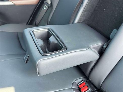 Used 2022 Toyota Venza XLE image 14