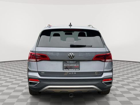 Used 2022 Volkswagen Taos SE w/ Panoramic Sunroof Package FWD image 4