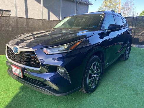 Used 2021 Toyota Highlander XLE AWD/4WD image 12
