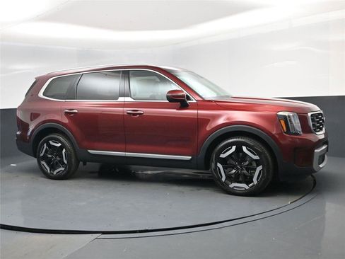 Used 2024 Kia Telluride S w/ S Sunroof Package image 2